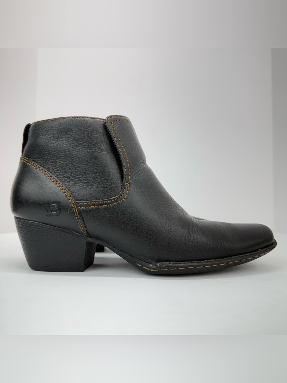 Born size 9 Women’s Rascal Black Leather Pull On Ankle Boots